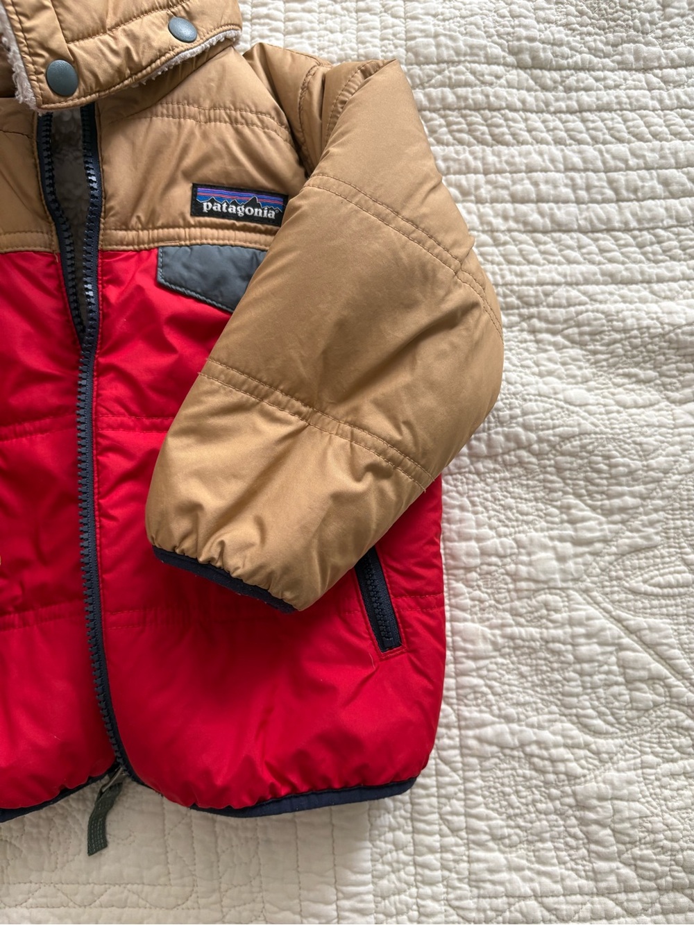 Patagonia Reversible Tribbles Hooded Jacket - 2T- Red & light gold - Picture 2 of 7